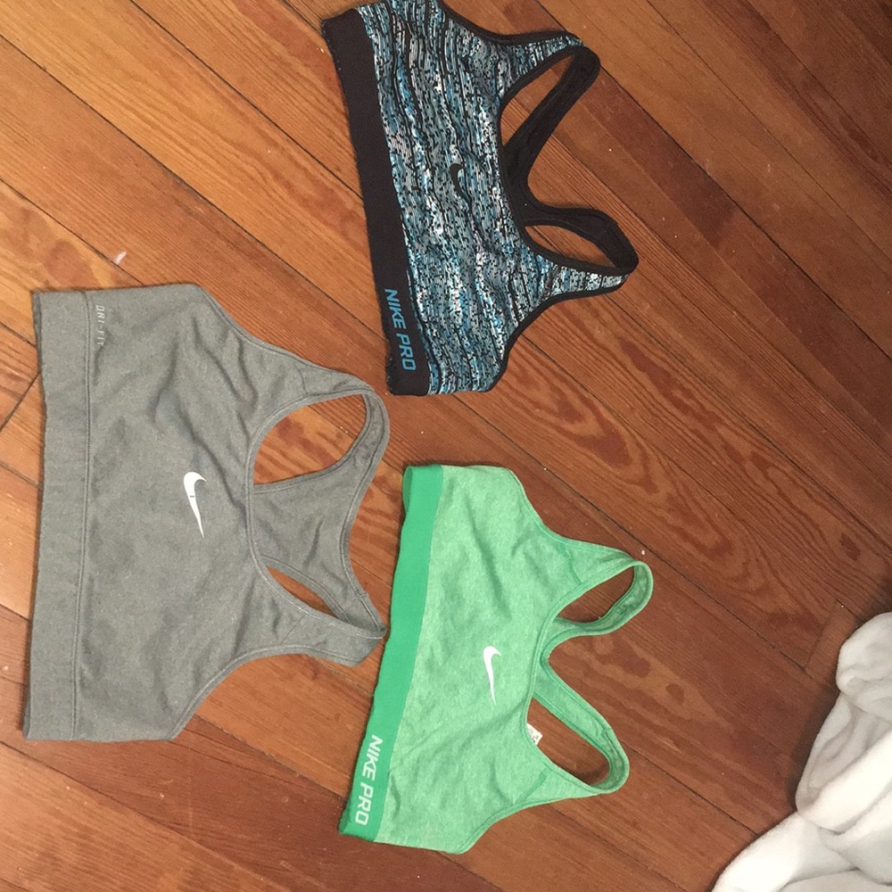 3 Nike Sportsbras